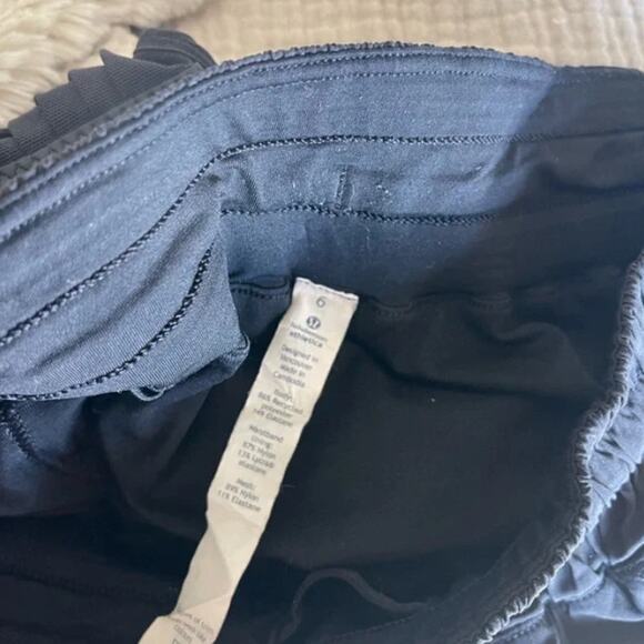 lululemon-Athletica-Rare-Running Shorts-Mesh Ruched‎ Side Detail-Black-Women-6 - Picture 4 of 5